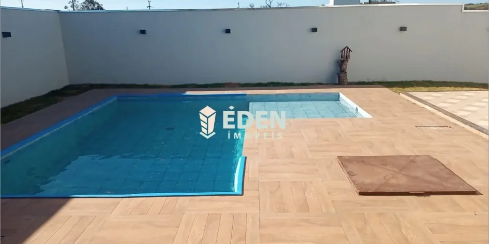 Fachada de casa térrea com garagem para dois carros, jardim e entrada principal em condomínio residencial de Itaí, bairro Riviera de Santa Cristina III.
