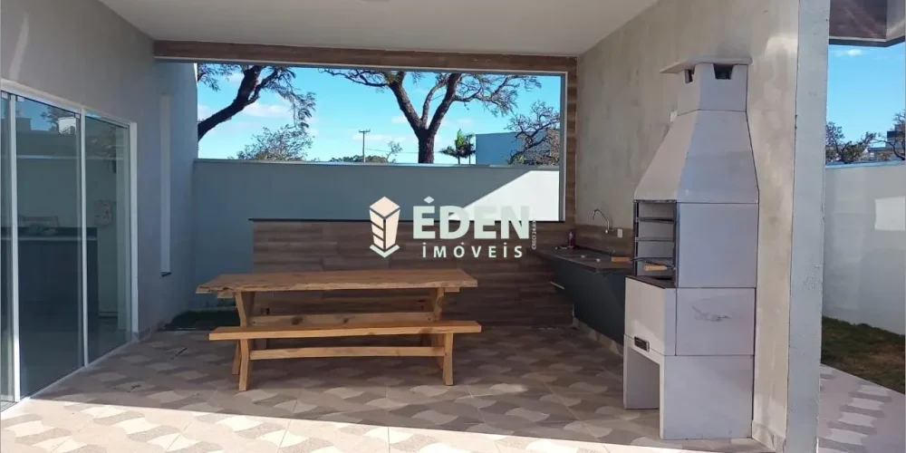 Fachada de casa térrea com garagem e jardim no Condomínio Riviera de Santa Cristina III em Itaí, São Paulo.