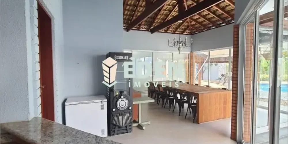 Fachada de casa sobrado com linhas modernas, jardim arborizado e garagem em condomínio de alto padrão em Itu, São Paulo.