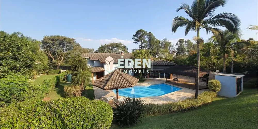 Fachada de sobrado moderno com jardim bem cuidado no Condomínio City Castelo em Itu, São Paulo.