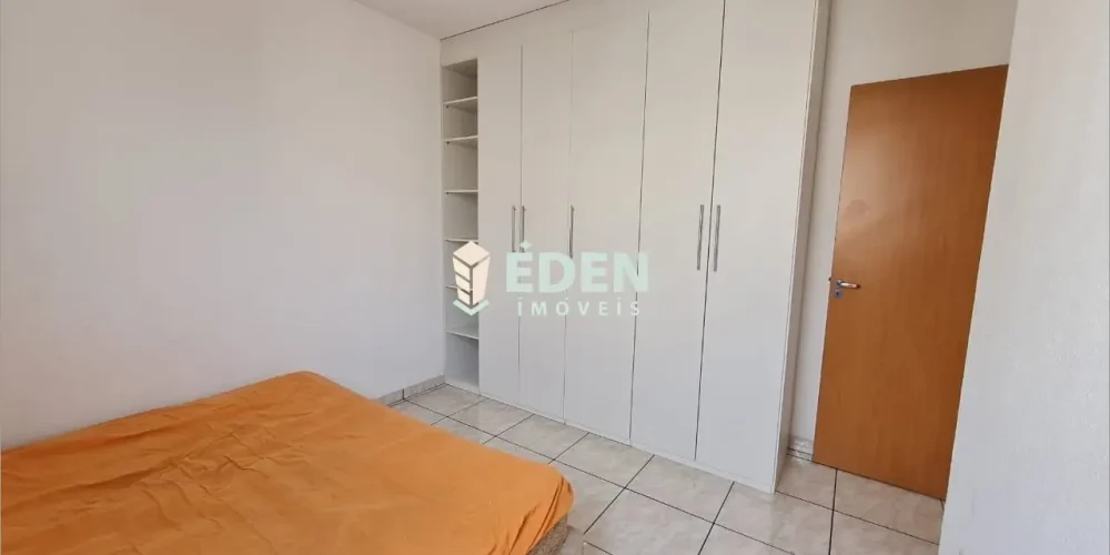 Fachada de casa térrea pintada de branco com portão metálico e garagem coberta no bairro Jardim Éden em Sorocaba