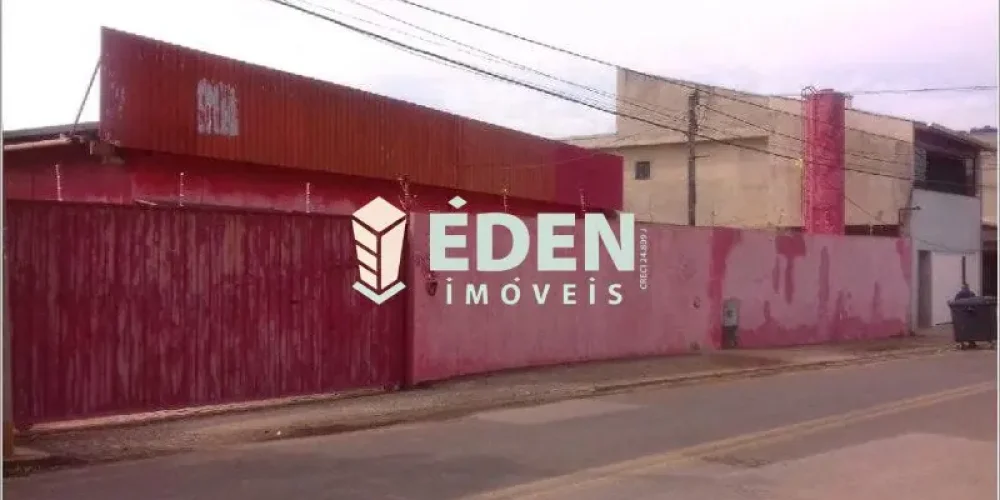 Fachada principal de galpão comercial grande localizado no bairro Éden, na cidade de Sorocaba, SP.