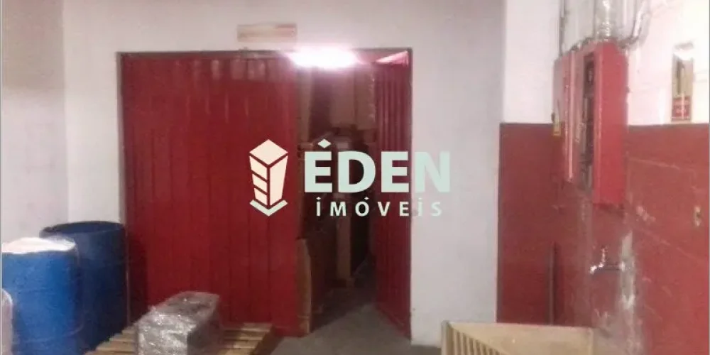 Imagem da fachada de um galpão comercial com ampla entrada, piso cimentado e portão metálico, situado no bairro Éden em Sorocaba.