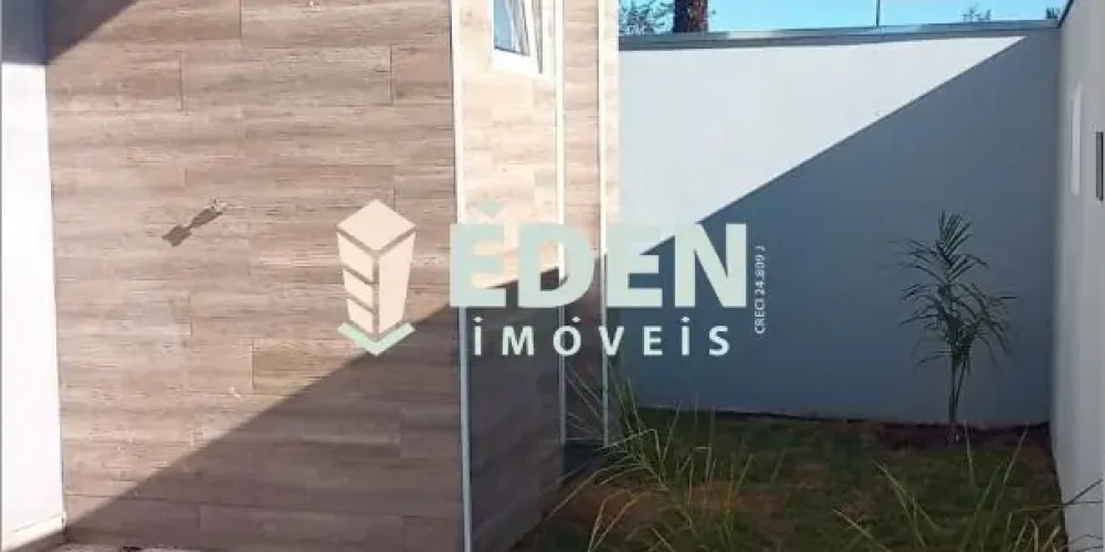 Fachada da casa térrea no Condomínio Riviera de Santa Cristina III em Itaí, com detalhes modernos e garagem para dois veículos.