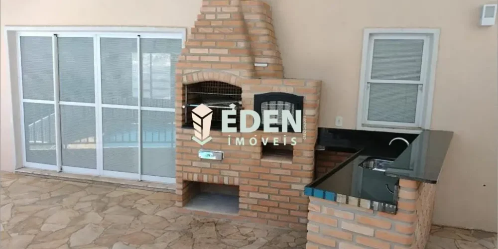 Fachada de casa térrea com portão e garagem no bairro Jardim Nathalia em Sorocaba