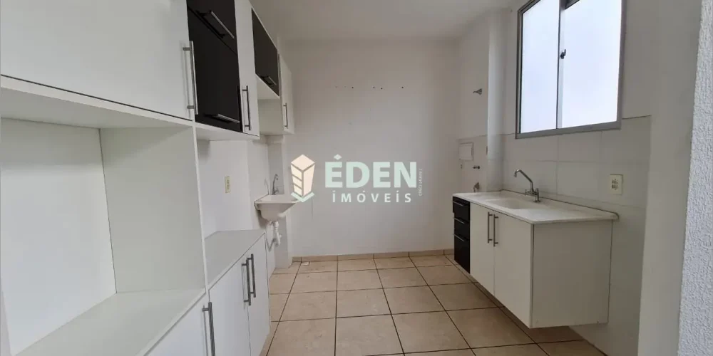 Fachada de casa térrea com portão fechado no bairro Jardim Éden em Sorocaba