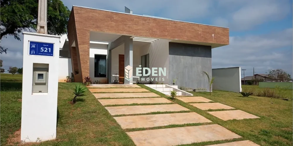 Área gourmet coberta com churrasqueira, pia e bancada, em casa térrea localizada no condomínio Riviera de Santa Cristina III, Itaí, São Paulo.