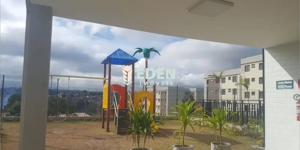 Fachada de sobrado com garagem e portão branco no bairro Jardim Éden em Sorocaba