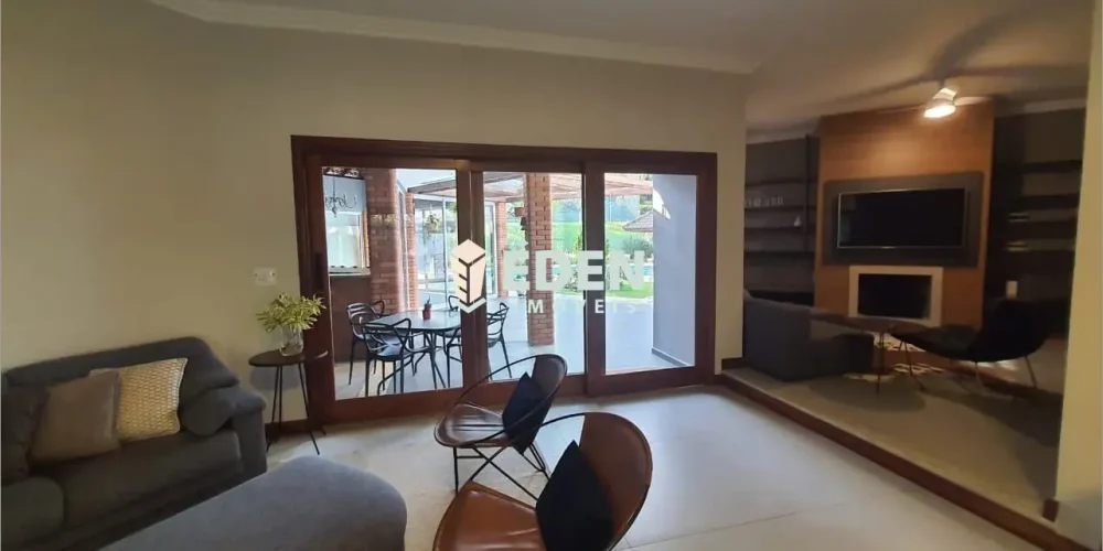 Fachada de sobrado de alto padrão com arquitetura moderna e jardim no Condomínio City Castelo, em Itu, São Paulo.