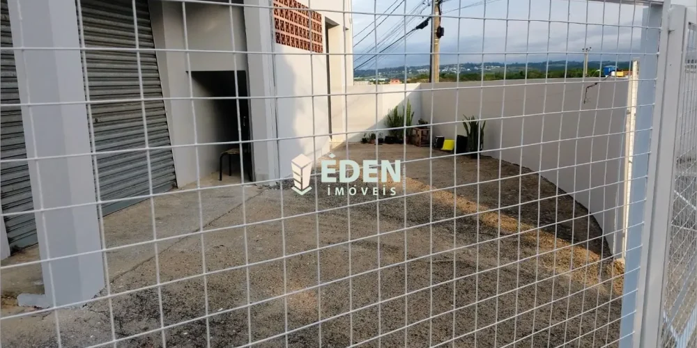Sala comercial vazia e iluminada com janelas grandes no Centro de Sorocaba