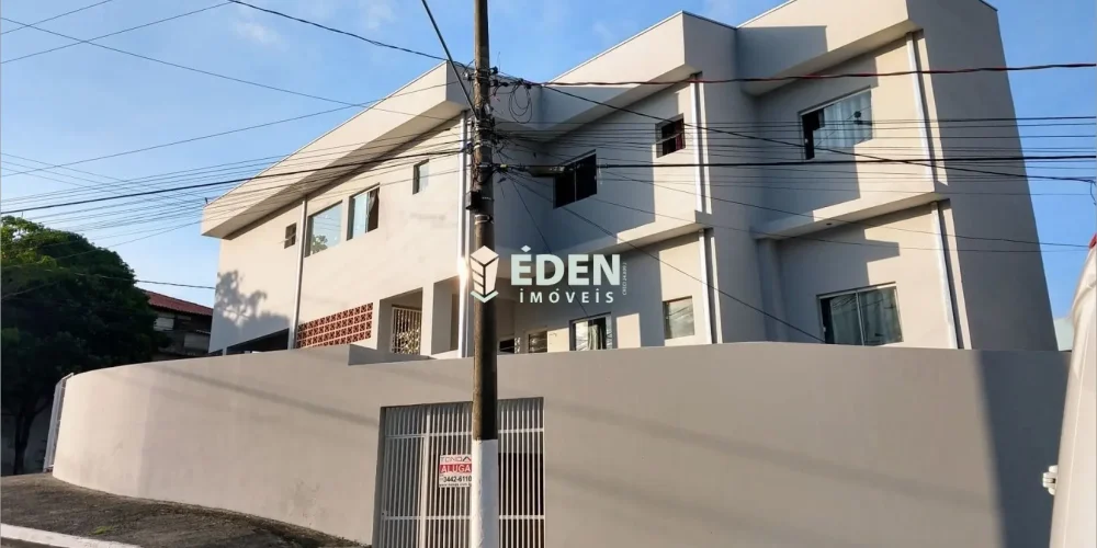 Fachada de casa térrea com portão branco e garagem no bairro Jardim Éden em Sorocaba