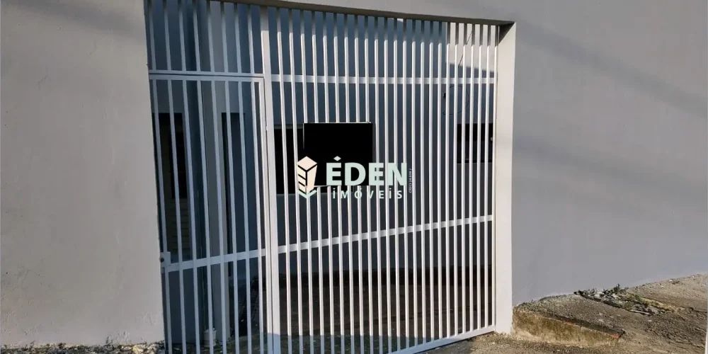 Fachada de casa térrea com garagem coberta e portão branco no Jardim Nathalia em Sorocaba