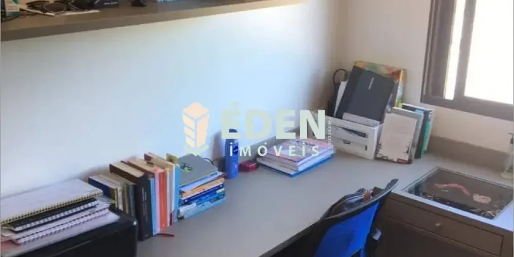 Fachada de casa térrea com garagem e portão branco no Jardim Nathalia em Sorocaba