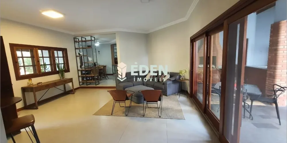 Fachada frontal de sobrado com linhas modernas, jardim e garagem no Condomínio City Castelo, Itu, São Paulo.