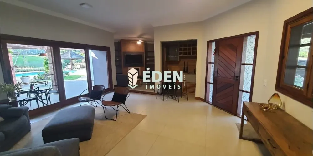 Fachada de casa de alto padrão no Condomínio City Castelo em Itu, com jardim e entrada principal em destaque.