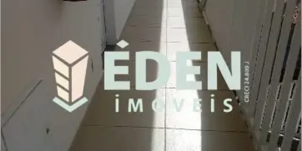 Fachada de sobrado com portão branco e garagem no Jardim Éden em Sorocaba