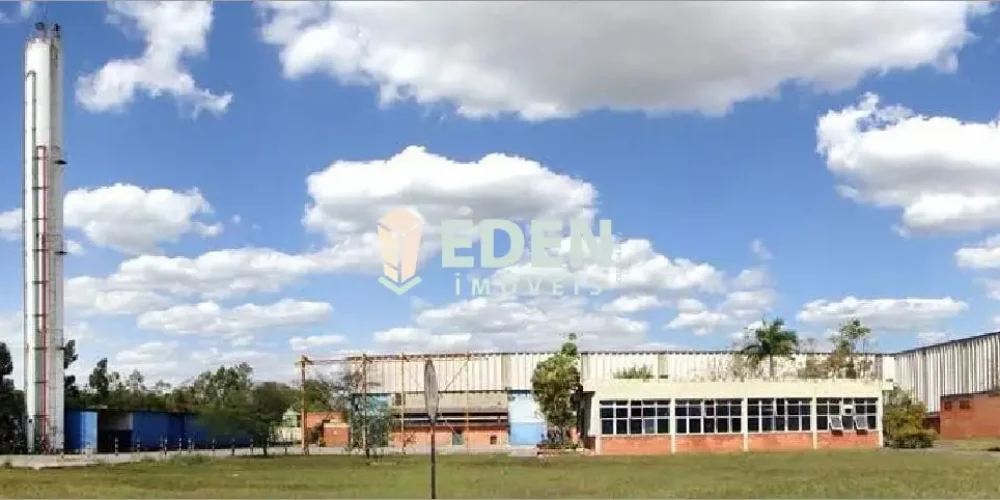 Galpão industrial amplo com fachada e estacionamento na Avenida Independência, bairro Iporanga, em Sorocaba, SP.