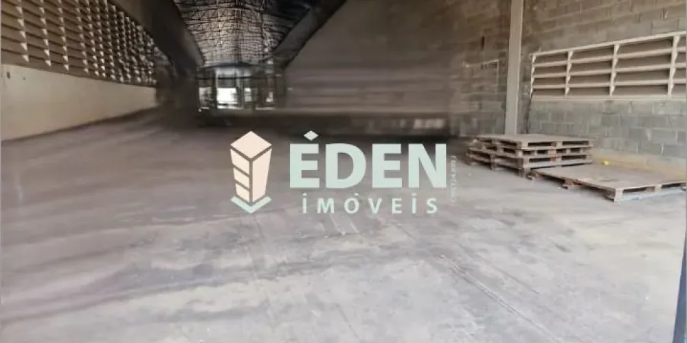 Interior de galpão industrial com pé-direito alto e área ampla de armazenamento no Éden, Sorocaba SP.