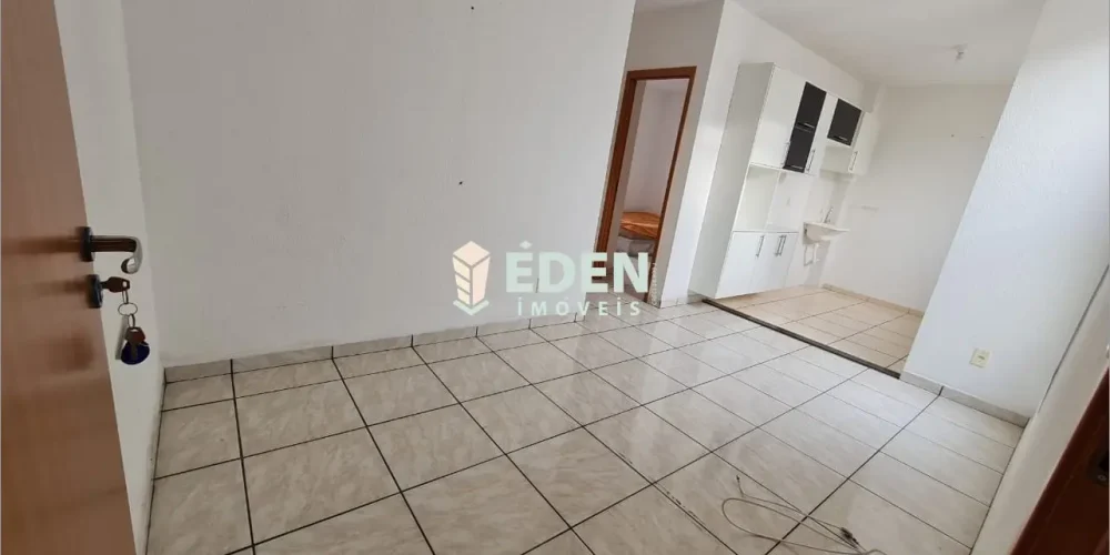 Fachada de casa térrea com portão branco e garagem no bairro Jardim Éden em Sorocaba