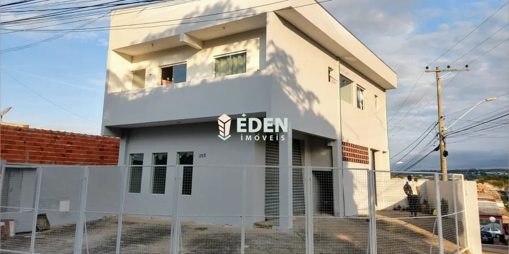 Fachada de sobrado com garagem e portão branco no Jardim Nathalia em Sorocaba