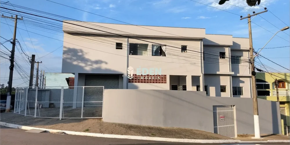 Fachada de casa térrea com portão de metal e garagem coberta no Jardim Nathalia em Sorocaba