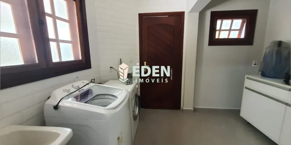 Fachada de sobrado de alto padrão com jardim e entrada principal no Condomínio City Castelo, Itu, São Paulo.