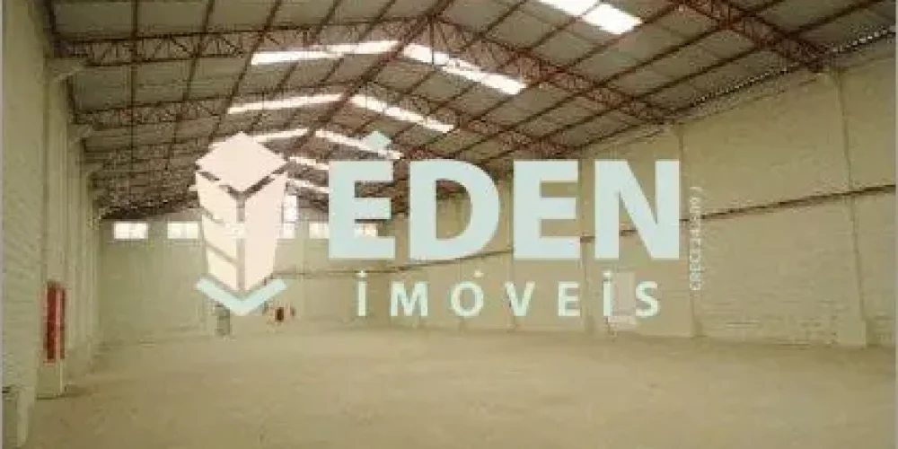 Fachada de galpão industrial com portão amplo e estacionamento no Jardim Ibiti do Paço, Sorocaba