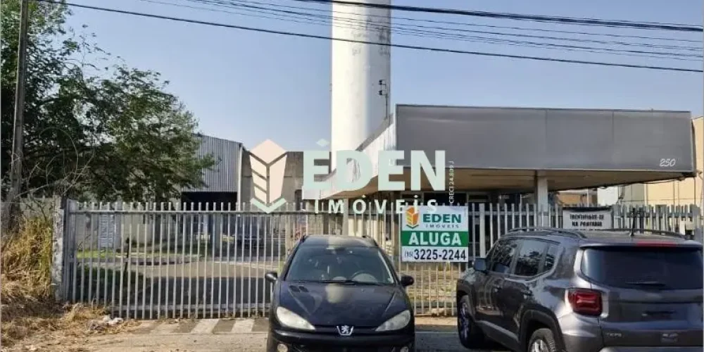 Galpão industrial espaçoso com piso de concreto e estrutura metálica, localizado em Cajuru do Sul, Sorocaba.