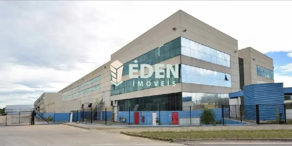 Fachada frontal de galpão industrial de grande porte na Avenida Jerome Case, Aparecidinha, Sorocaba SP.