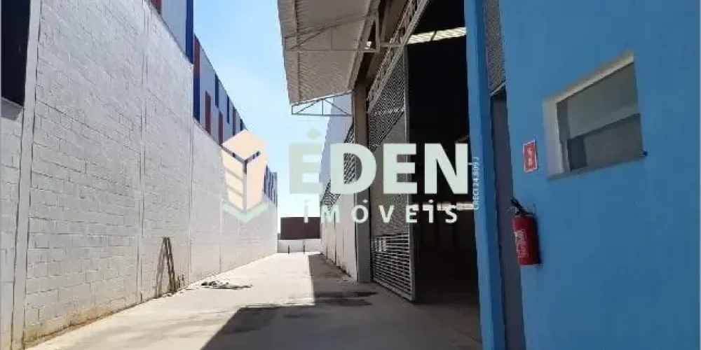 Fachada frontal de galpão industrial com portão amplo, fachada em tons claros e acesso facilitado no bairro Iporanga em Sorocaba.