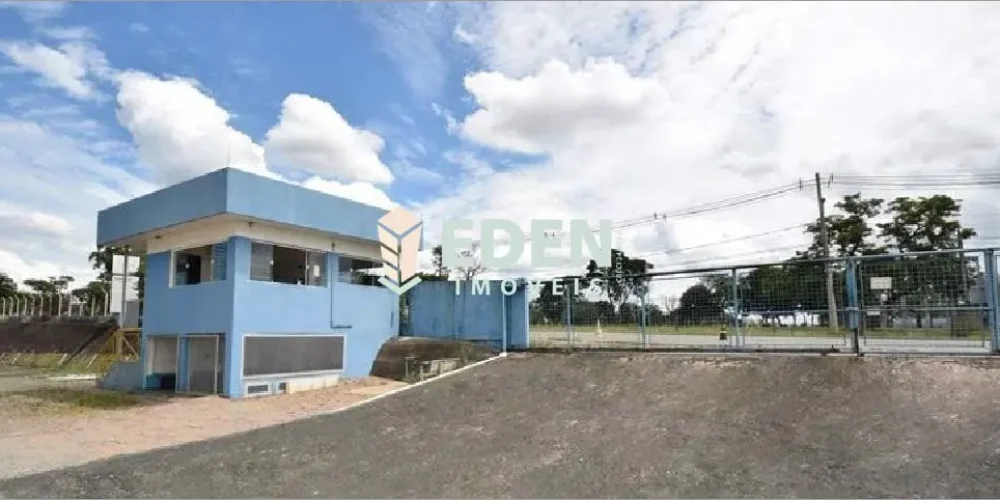 Fachada do galpão industrial grande localizado na Avenida HollingsWorth, bairro Iporanga, em Sorocaba.