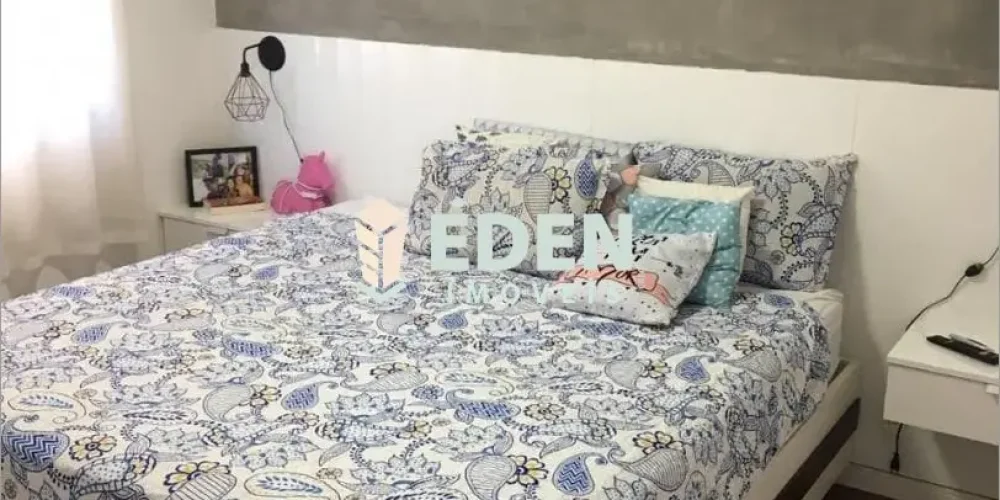 Sala ampla de apartamento com janela grande e piso claro no bairro Jardim Nathalia em Sorocaba