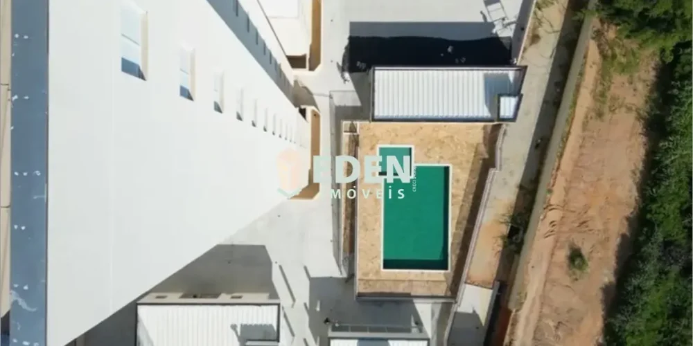 Fachada de casa térrea com garagem e portão branco no bairro Jardim Nathalia em Sorocaba