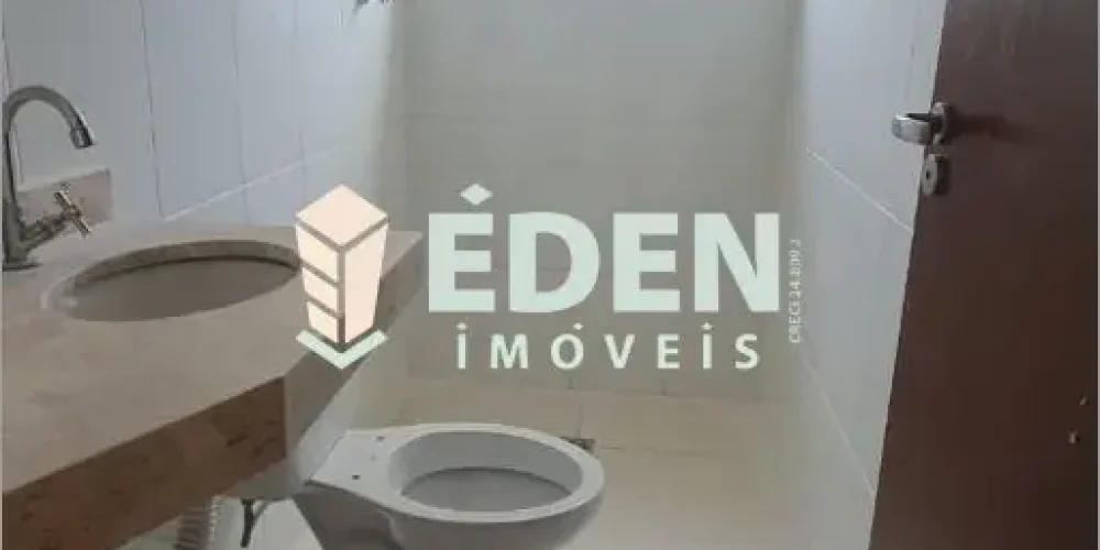Fachada de casa térrea com portão branco e garagem no bairro Jardim Éden em Sorocaba