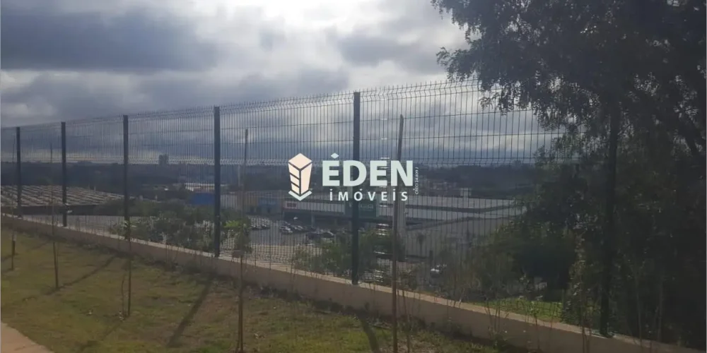 Fachada de casa térrea com portão e garagem no bairro Jardim Nathalia em Sorocaba
