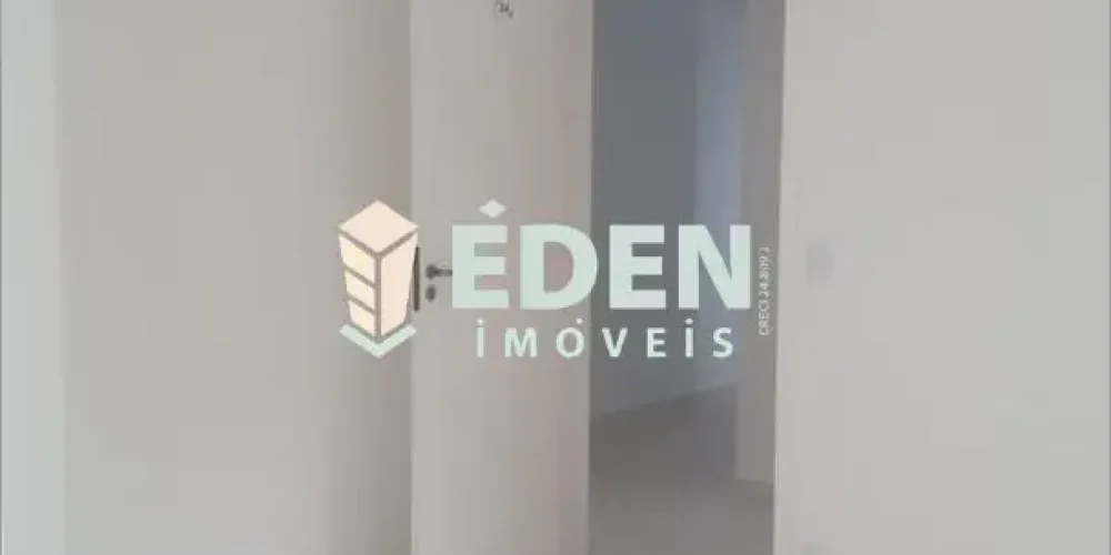 Fachada de casa térrea com garagem para dois carros no bairro Jardim Nathalia em Sorocaba