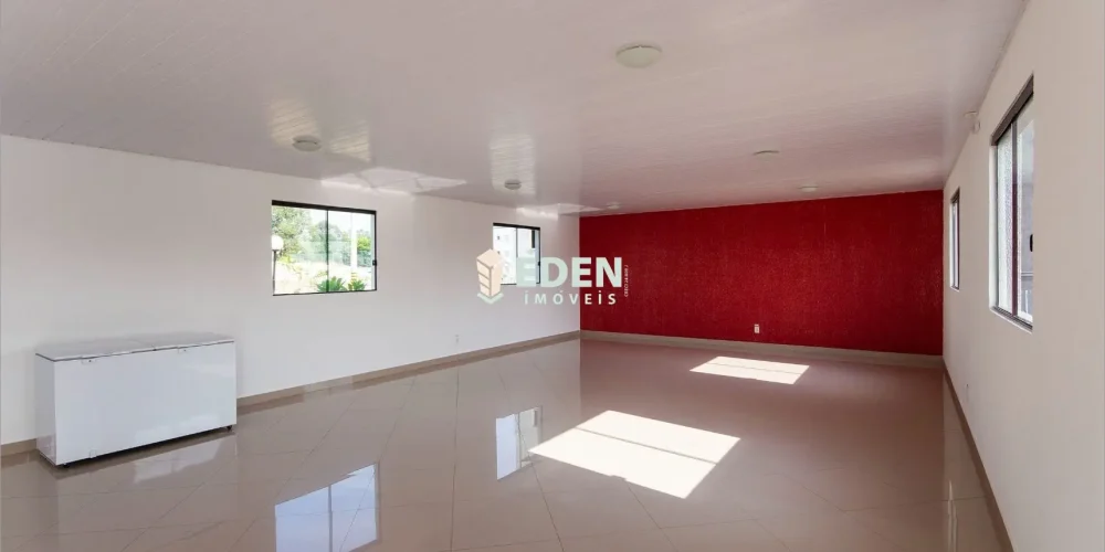 Fachada de sobrado com portão branco, garagem e varanda no Jardim Éden em Sorocaba