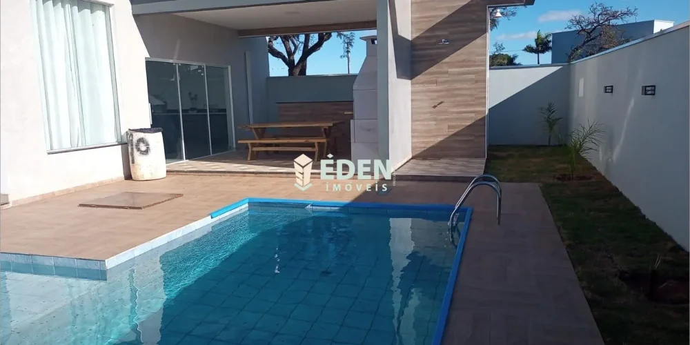 Área gourmet moderna com churrasqueira, bancada e ampla ventilação em casa térrea no condomínio Riviera de Santa Cristina III, Itaí, SP.