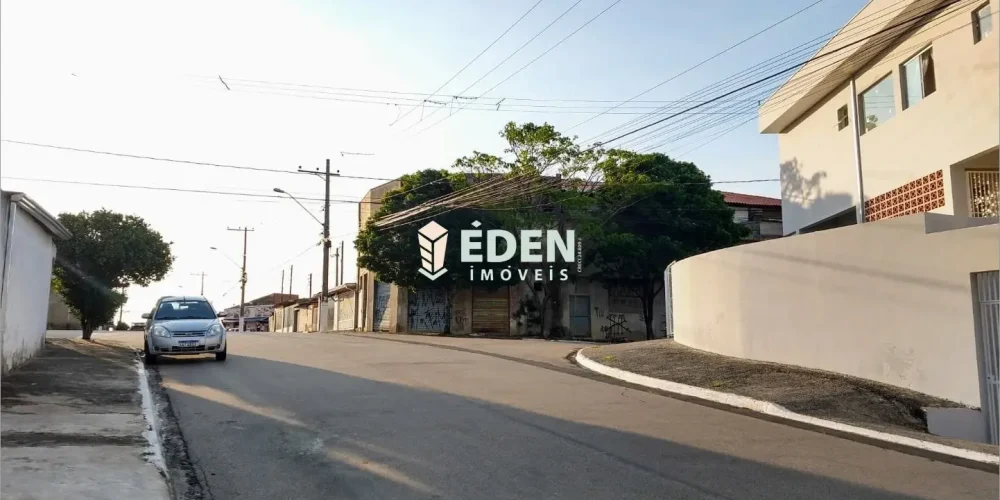 Sala de estar com piso claro e janelas grandes em apartamento no Jardim São Carlos, Sorocaba