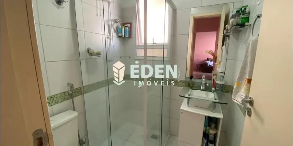 Fachada de sobrado de dois andares com garagem e portão no bairro Jardim Éden em Sorocaba