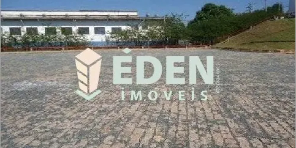 Fachada de galpão industrial com portão amplo e área externa pavimentada no bairro Jardim Ibiti do Paço em Sorocaba.