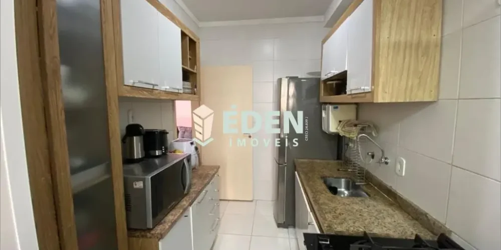 Sala de estar ampla com janelas grandes e piso claro em apartamento no bairro Jardim Éden em Sorocaba