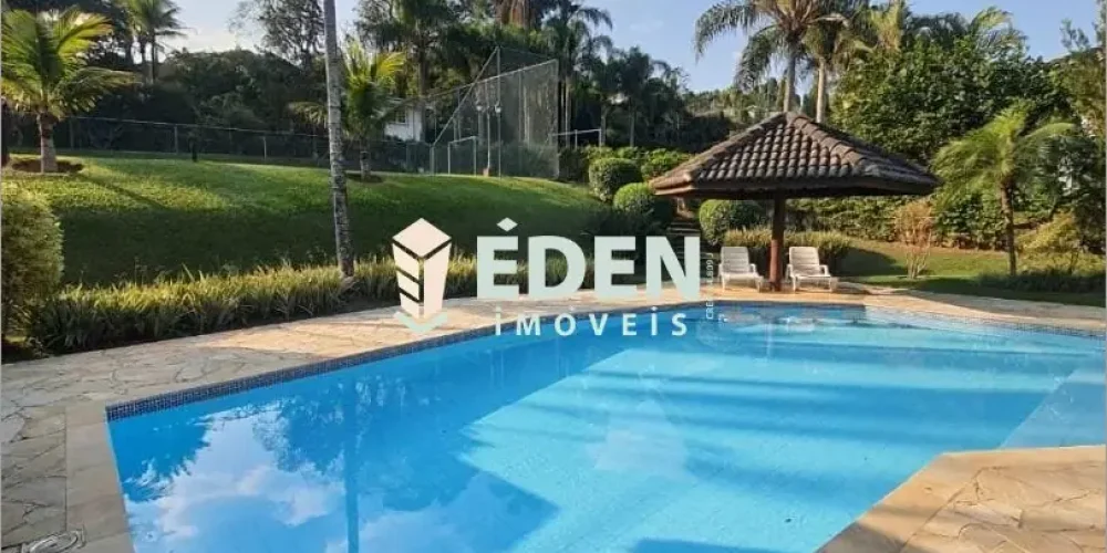 Fachada de sobrado de alto padrão com garagem e jardim no Condomínio City Castelo, Itu, São Paulo