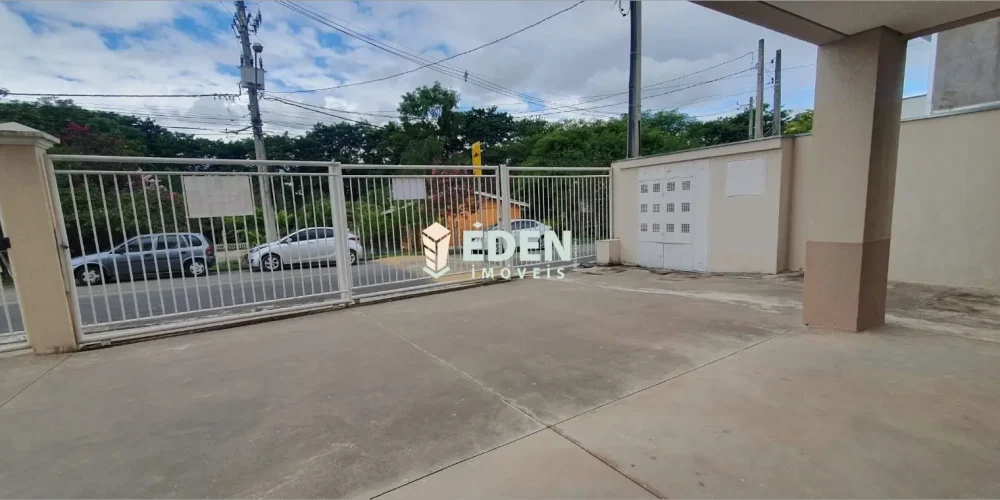 Fachada de casa térrea com portão e garagem localizada no bairro Jardim Nathalia em Sorocaba