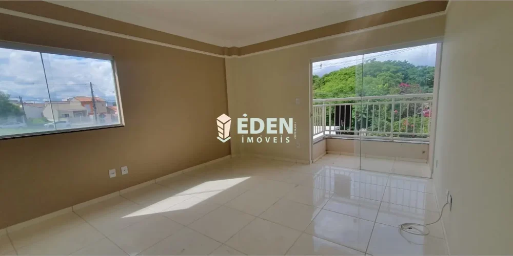 Fachada de sobrado com garagem descoberta e jardim no bairro Éden em Sorocaba