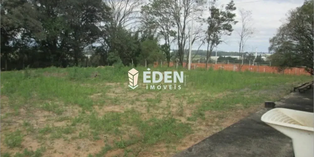 Fachada de galpão industrial amplo com portões, área externa e estrutura robusta no bairro Cajuru do Sul em Sorocaba.