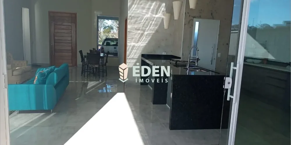 Área gourmet com churrasqueira, bancada e janelas amplas em casa térrea no condomínio Riviera de Santa Cristina III, Itaí.