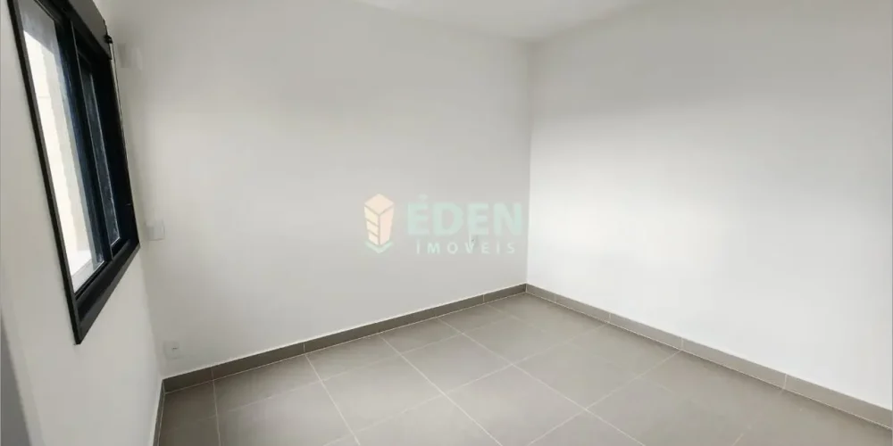 Fachada de sobrado com garagem, muro baixo e pequeno jardim no bairro Jardim Éden em Sorocaba