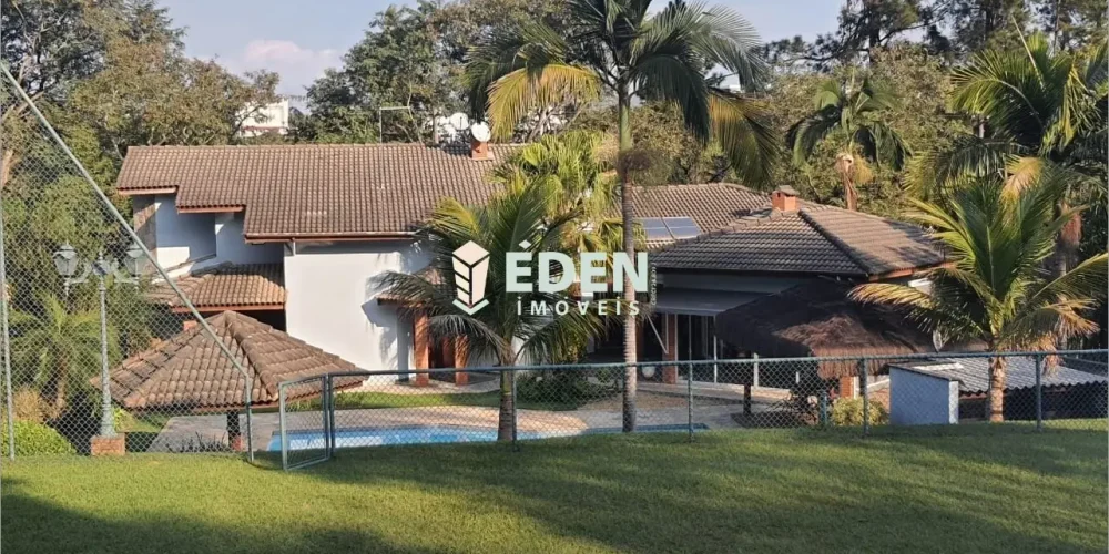 Fachada de sobrado com jardim e garagem, em condomínio de alto padrão no bairro Vila Martins, Itu, São Paulo.