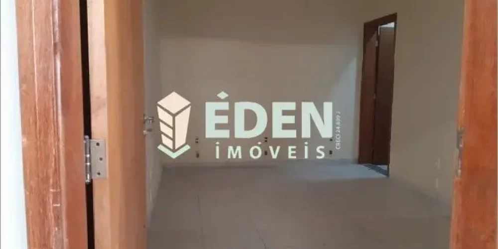 Fachada ampla de galpão industrial localizado no bairro Iporanga em Sorocaba, com amplo espaço externo.